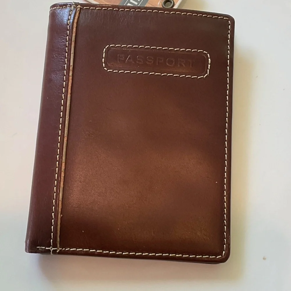 Fossil Men’s Passport Leather Wallet NWT
